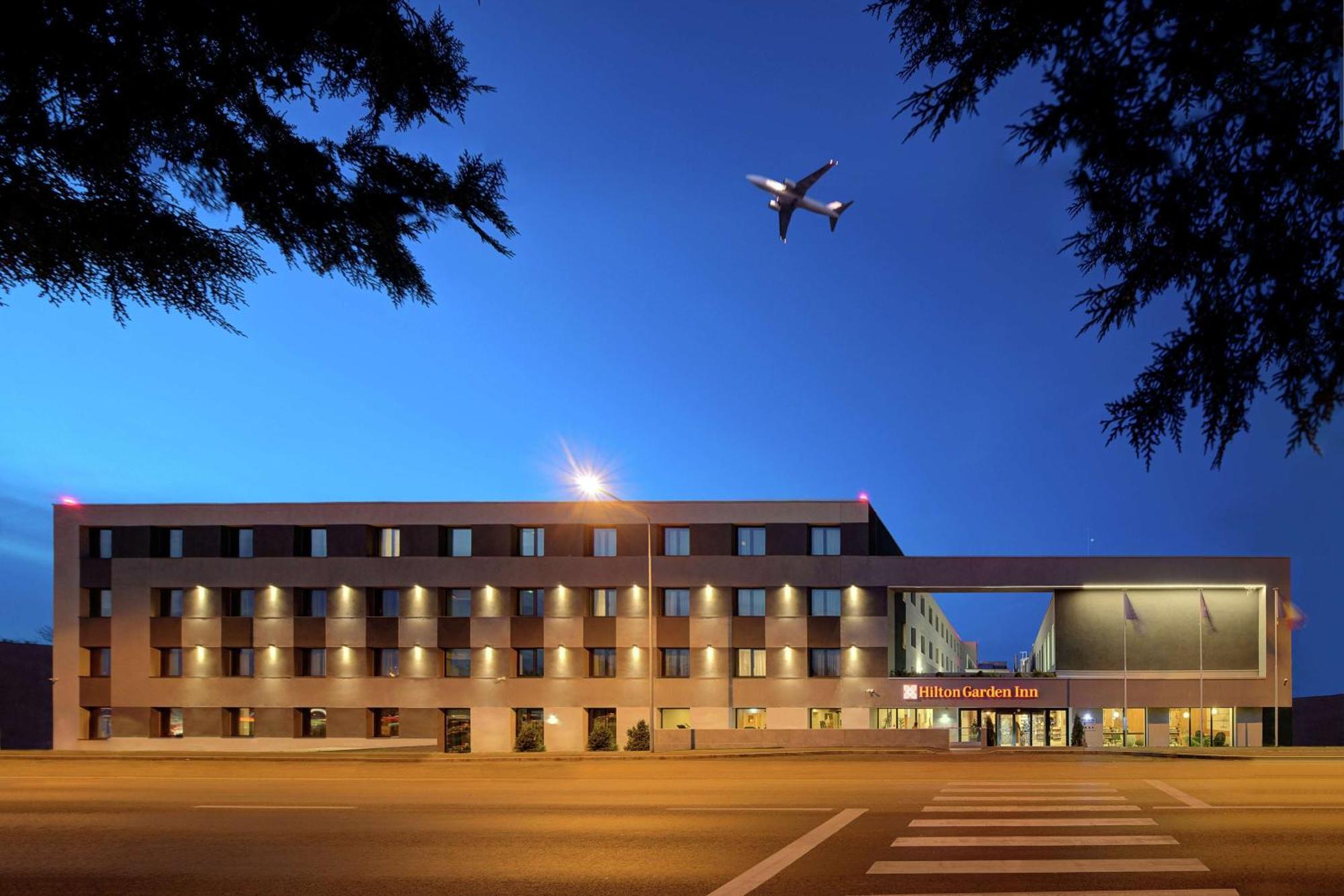 Hilton Garden Inn Bucharest Airport Otopeni Exterior foto